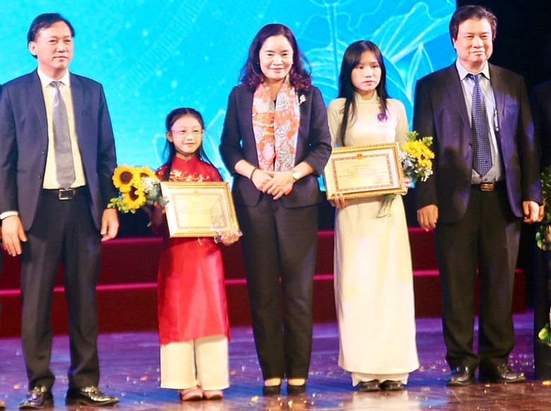 Hai thí sinh xuất sắc nhận danh hiệu Đại sứ văn hóa đọc tiêu biểu năm 2022. 