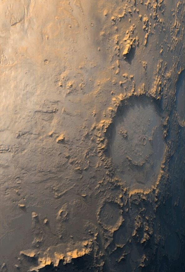 Hình ảnh miệng núi lửa Happy Face được vệ tinh Mars Global Surveyor chụp vào năm 1999.