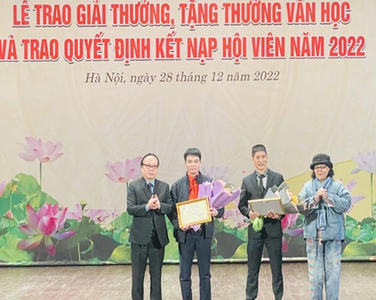 Hoa si Nguyen Phan Bach thu hai tu phai qua dai dien gia dinh nha van Nguyen Huy Thiep min - Nhà văn Nguyễn Huy Thiệp được tặng thưởng 'thành tựu văn học trọn đời'