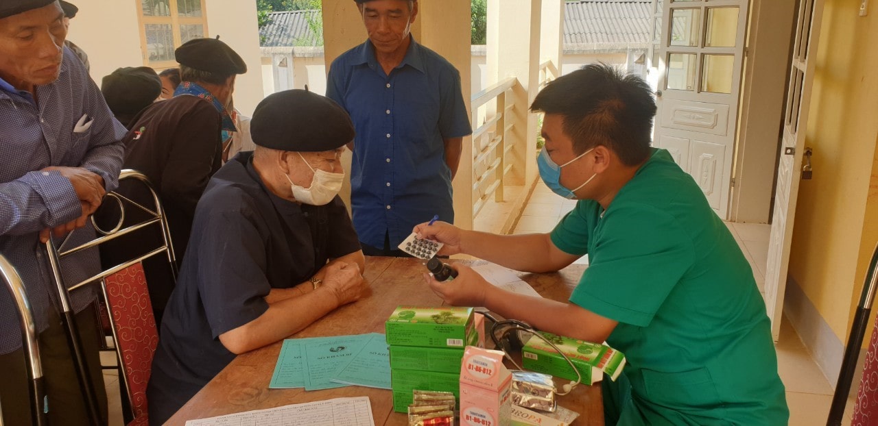 Khám bệnh miễn phí cho người cao tuổi trên địa bàn xã É Tòng. 
