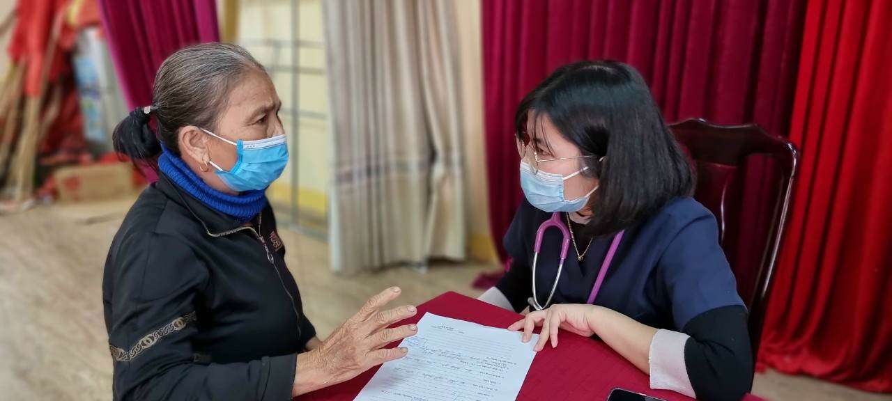 Khám sức khỏe cho người cao tuổi.
