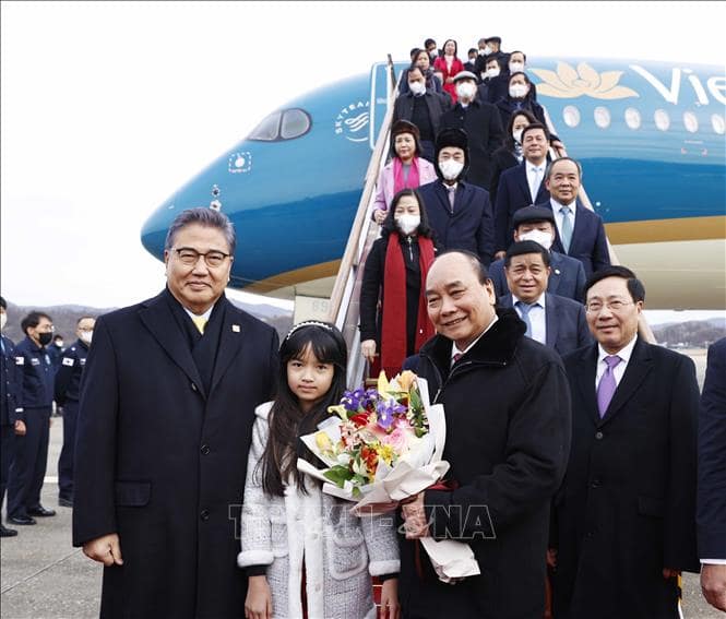Lễ đón Chủ tịch nước Nguyễn Xuân Phúc tại sân bay Thủ đô Seoul. 