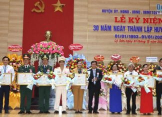 Lý Sơn kỷ niệm 30 năm Ngày thành lập huyện Bí thư Huyện ủy Lý Sơn Nguyễn Minh Trí trao Bằng khen của Chủ tịch UBND tỉnh cho các tập thể có nhiều đóp góp vào sự phát triển của huyện