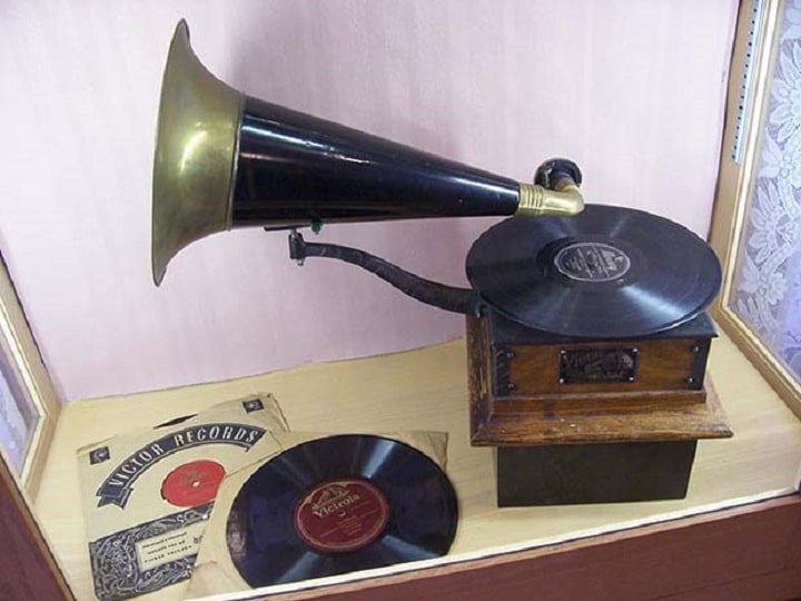 Máy quay đĩa Victor Talking Machine với loại dĩa nhựa 78 RPM (có thời kỳ được gọi là “dĩa than”) được sử dụng rộng rãi từ thập niên 1920. 