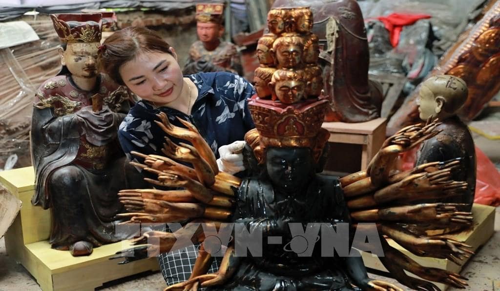 Nghệ nhân làng nghề Sơn Đồng hoàn thiện sản phẩm chuẩn bị hàng cho dịp Tết.