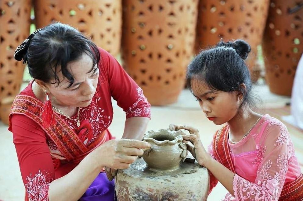 Nghe thuat gom Cham duoc UNESCO ghi vao danh muc di san van hoa phi vat the min - Nghệ thuật gốm Chăm được UNESCO ghi vào danh mục di sản văn hóa phi vật thể