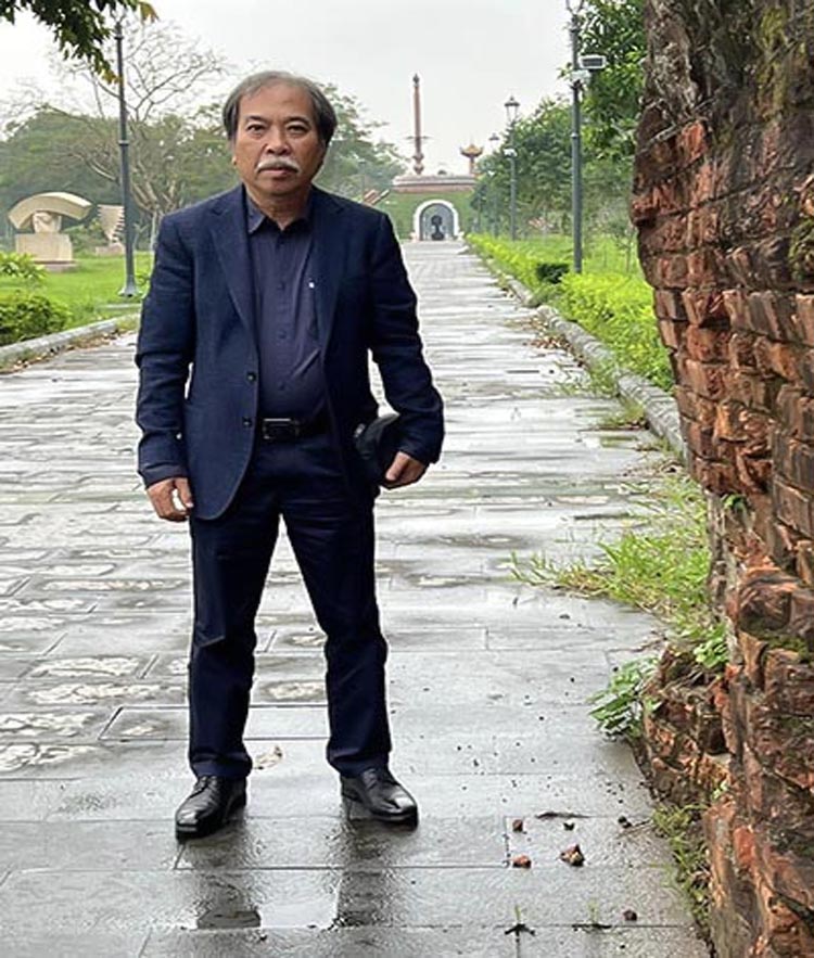 Nhà thơ Nguyễn Quang Thiều tại Thành cổ Quảng Trị ngày 12.12.2022.
