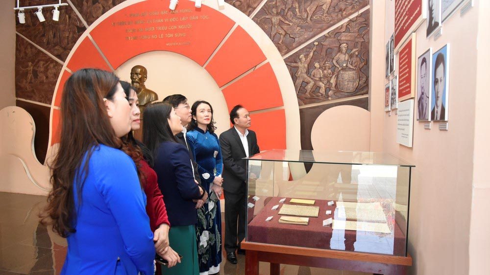 Lãnh đạo tỉnh, các ban, sở, ngành và huyện Nam Đàn tham quan Nhà trưng bày tại Khu lưu niệm Phan Bội Châu.