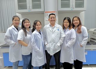 Giúp 'giải phóng' thời gian nội trợ bằng cơm ăn liền, nhóm nữ sinh giành giải nhất