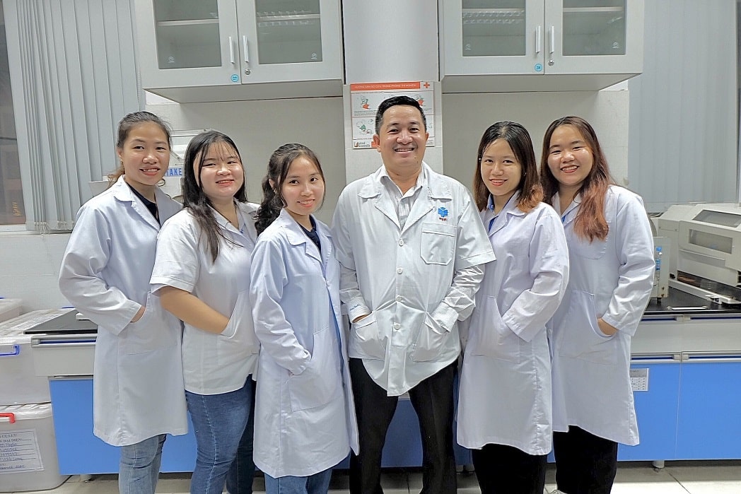Giúp 'giải phóng' thời gian nội trợ bằng cơm ăn liền, nhóm nữ sinh giành giải nhất