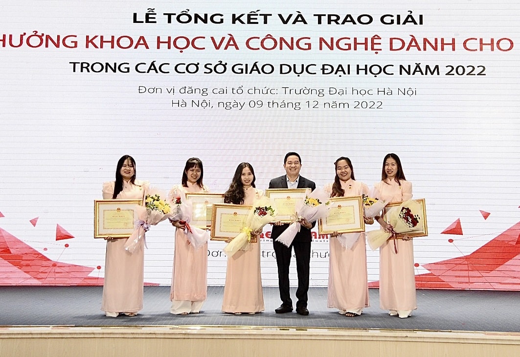 Nhóm sinh viên Trường ĐH Công nghiệp thực phẩm TP.HCM được Bộ GD-ĐT trao giải nhất tại Giải thưởng khoa học và công nghệ dành cho sinh viên 2022 vào ngày 9.11