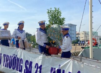 Đào, mai, quất và quà Tết ra nhà giàn DK1 Đào, mai, quất và quà Tết ra nhà giàn DK1