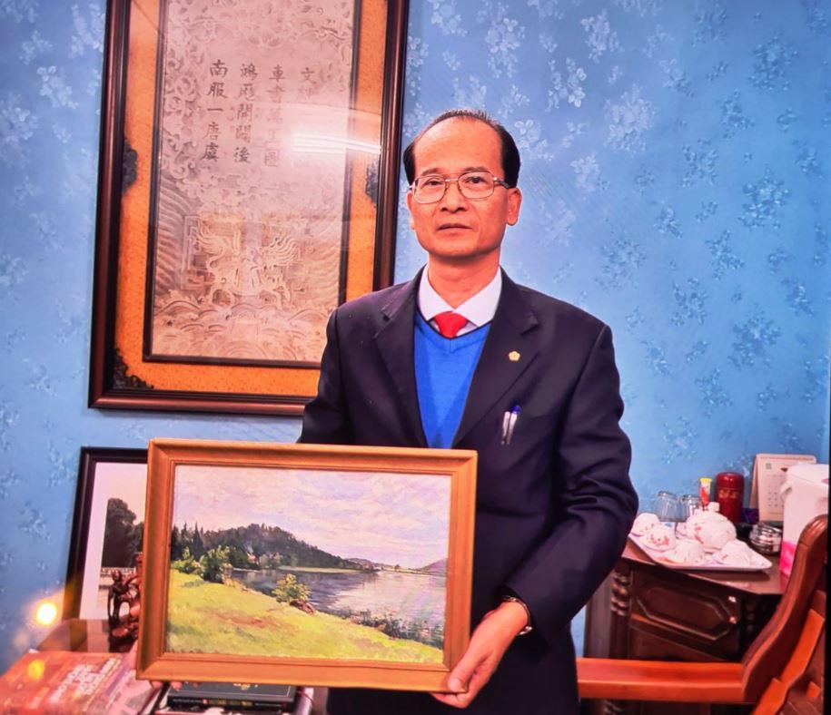 Ông Hoàng Việt Trung - giám đốc Trung tâm Bảo tồn di tích cố đô Huế - cùng bức tranh quý do vua Hàm Nghi vẽ 