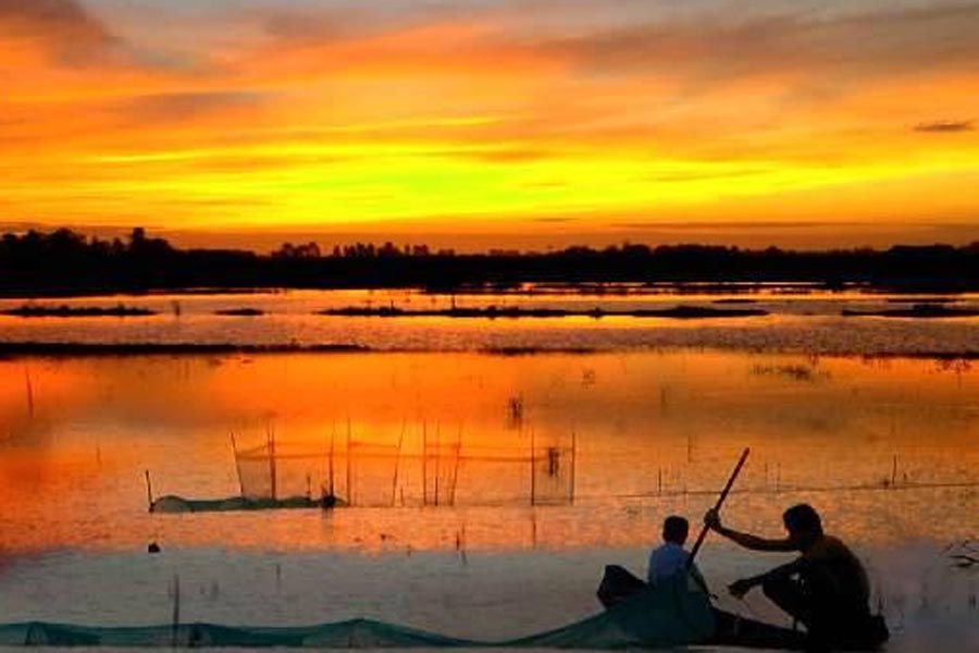 sông Hậu chạy qua tỉnh An Giang, làm ranh giới tự nhiên giữa các tỉnh Đồng Tháp và Cần Thơ, Vĩnh Long và Cần Thơ, Hậu Giang và Vĩnh Long, Trà Vinh và Sóc Trăng. sông Hậu chạy qua tỉnh An Giang, làm ranh giới tự nhiên giữa các tỉnh Đồng Tháp và Cần Thơ, Vĩnh Long và Cần Thơ, Hậu Giang và Vĩnh Long, Trà Vinh và Sóc Trăng.