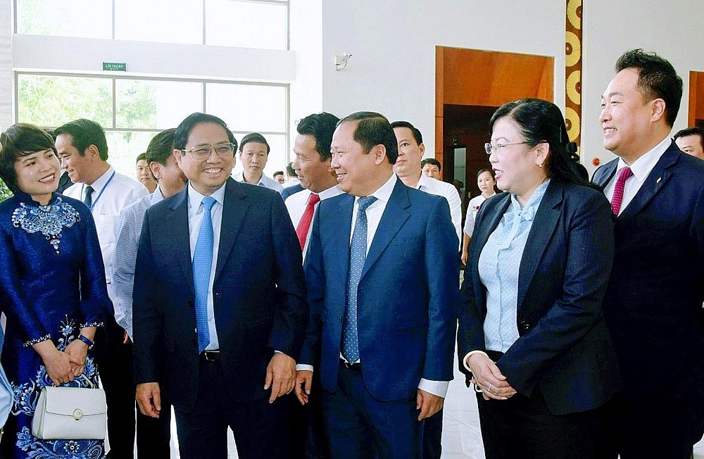 Thủ tướng Chính phủ Phạm Minh Chính và các đại biểu trao đổi bên lề hội nghị.