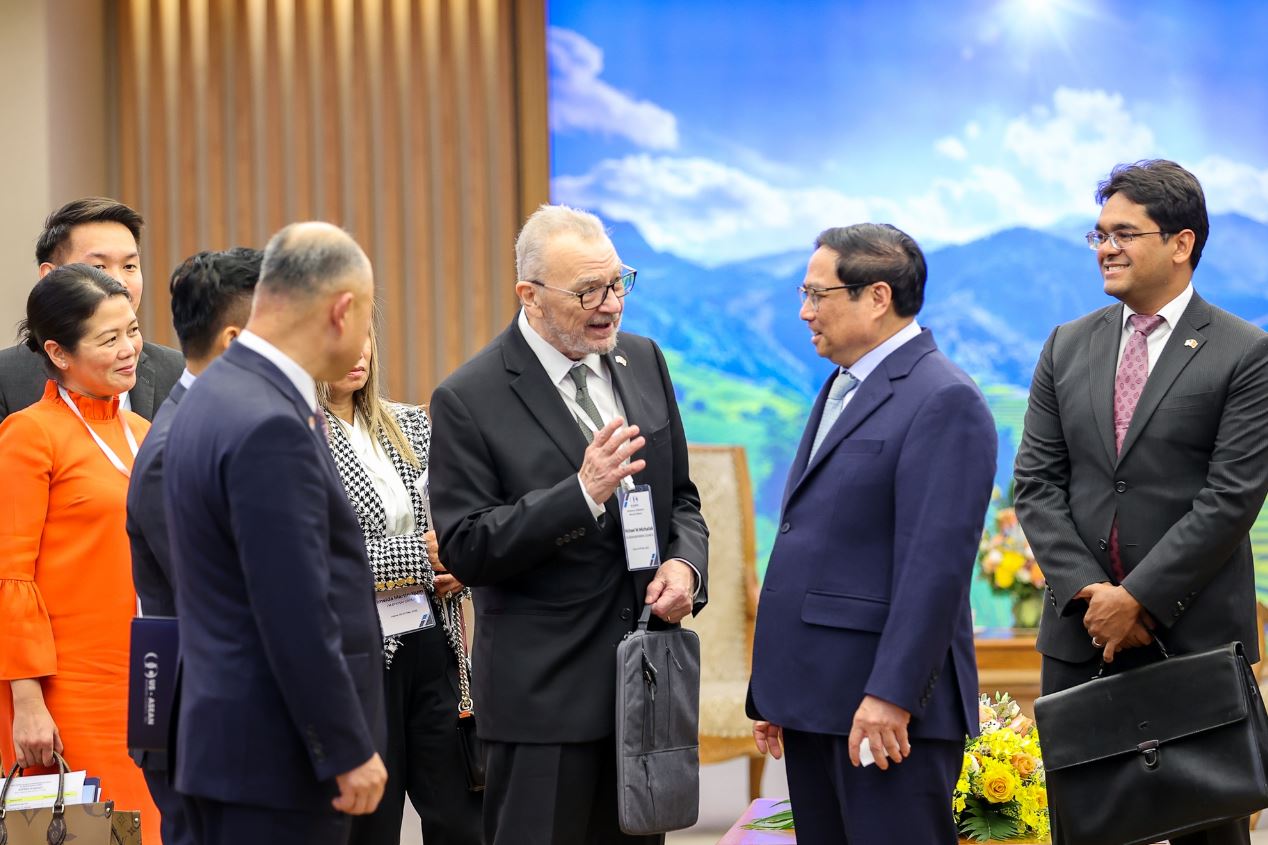 Thủ tướng Phạm Minh Chính trao đổi với các thành viên đoàn doanh nghiệp của USABC