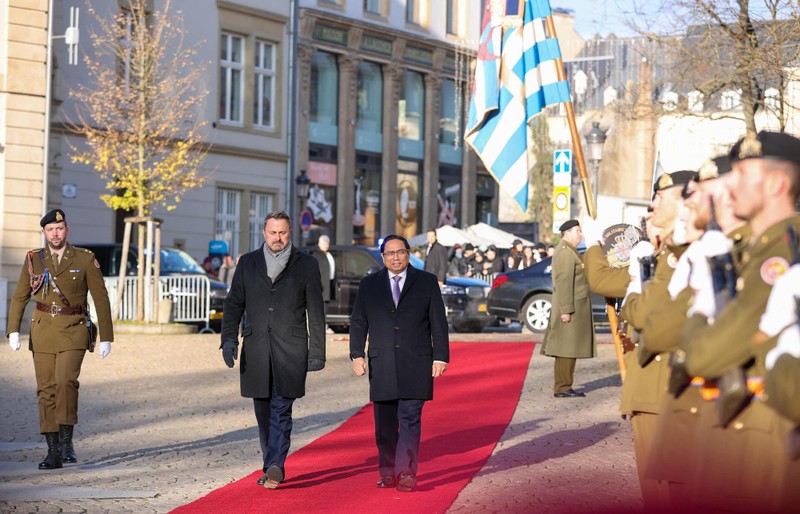 Thủ tướng Xavier Bettel chủ trì lễ đón chính thức Thủ tướng Phạm Minh Chính thăm Đại Công quốc Luxembourg.