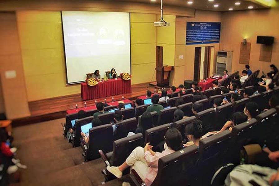 Tọa đàm thời sự văn học: “Trải nghiệm và biểu hiện trong tác phẩm của một nhà văn”.