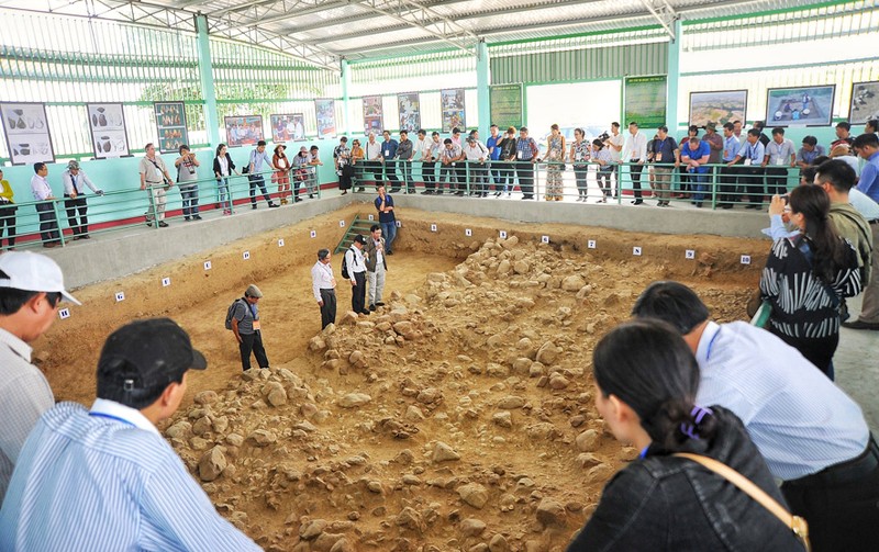 Các hố khai quật di tích sơ kỳ Đá cũ Rộc Tưng-Gò Đá (thị xã An Khê) được trưng bày phục vụ nghiên cứu và tham quan.