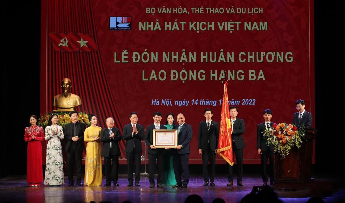 Chủ tịch nước Nguyễn Xuân Phúc trao Huân chương Lao động hạng Ba cho tập thể cán bộ Nhà hát Kịch Việt Nam