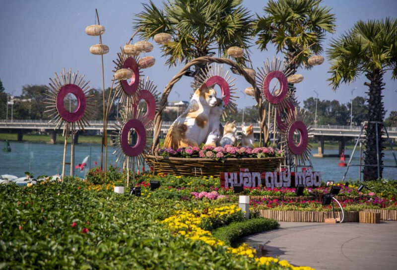 cứ Tết đến Xuân về người dân cố đô lại tập trung ở vườn hoa trước mặt UBND tỉnh để chờ đón linh vật của năm