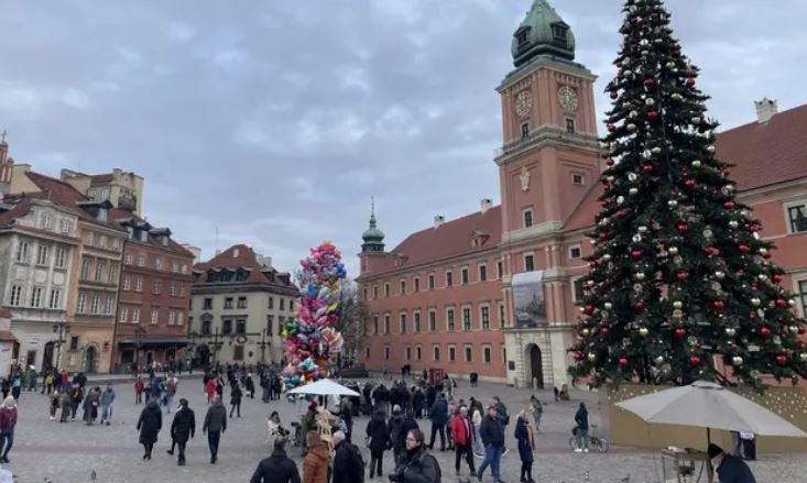 Mọi người đi dạo quanh Warsaw, Ba Lan.  Nước này nằm trong số những quốc gia đang ghi nhận nhiệt độ cao nhất từ ​​trước đến nay trong tháng Giêng.