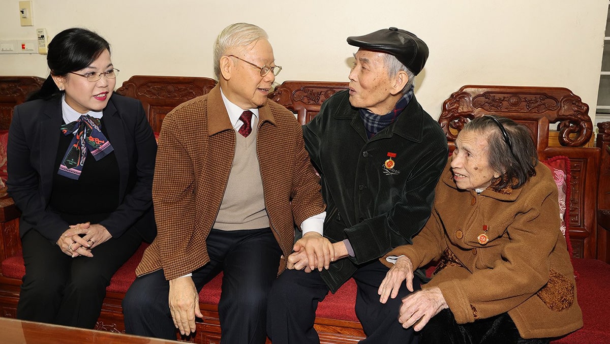 Tổng Bí thư Nguyễn Phú Trọng đến thăm, chúc Tết và tặng quà ông Nguyễn Trung Lựu tại gia đình. Ảnh: Trí Dũng
