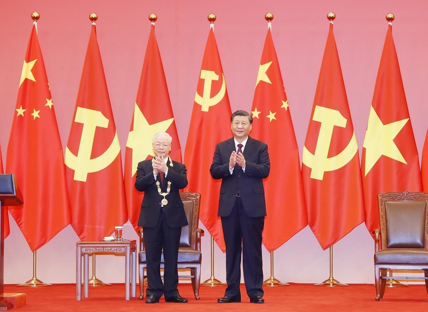 Tổng Bí thư, Chủ tịch Trung Quốc Tập Cận Bình trao Huân chương Hữu nghị tặng Tổng Bí thư Nguyễn Phú Trọng, nhân chuyến thăm của Tổng Bí thư Nguyễn Phú Trọng tới Trung Quốc.