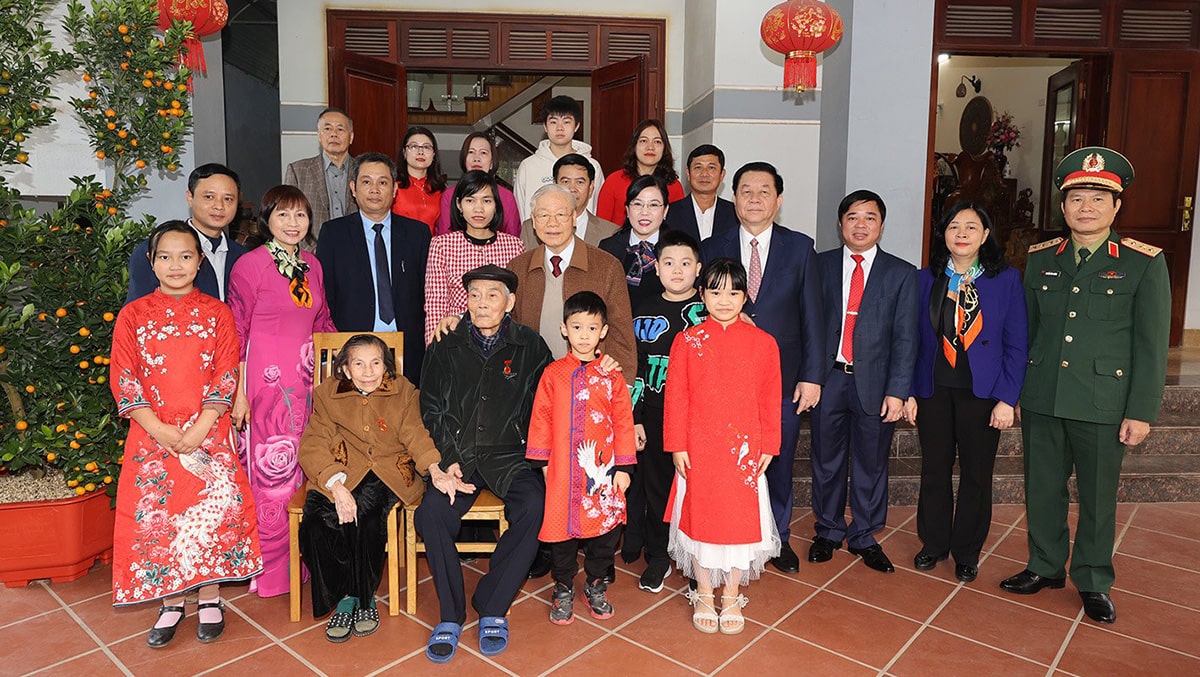 Tổng Bí thư Nguyễn Phú Trọng với ông Nguyễn Trung Lựu tại gia đình. Ảnh: Trí Dũng