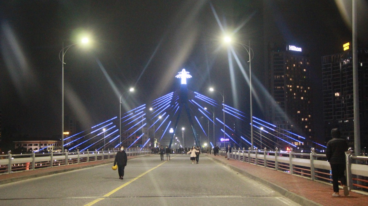 11 - Những người vận hành 2 cây cầu đặc biệt ở Đà Nẵng - Tác giả: Ngô Quang