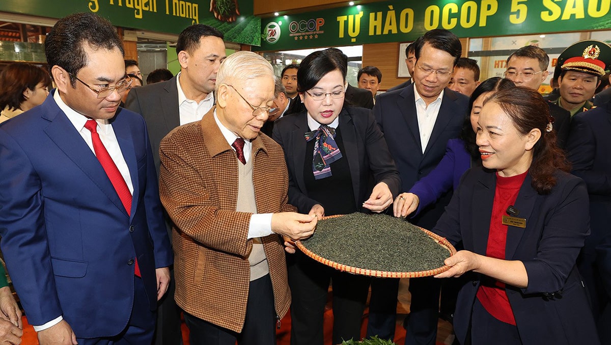Tổng Bí thư Nguyễn Phú Trọng thăm khu vực trưng bày sản phẩm và chế biến chè của Hợp tác xã Hảo Đạt, thành phố Thái Nguyên. Ảnh: Trí Dũng