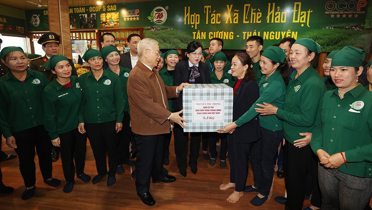 Tổng Bí thư Nguyễn Phú Trọng tặng quà cho cán bộ, nhân viên Hợp tác xã Hảo Đạt, thành phố Thái Nguyên. Ảnh: Trí Dũng
