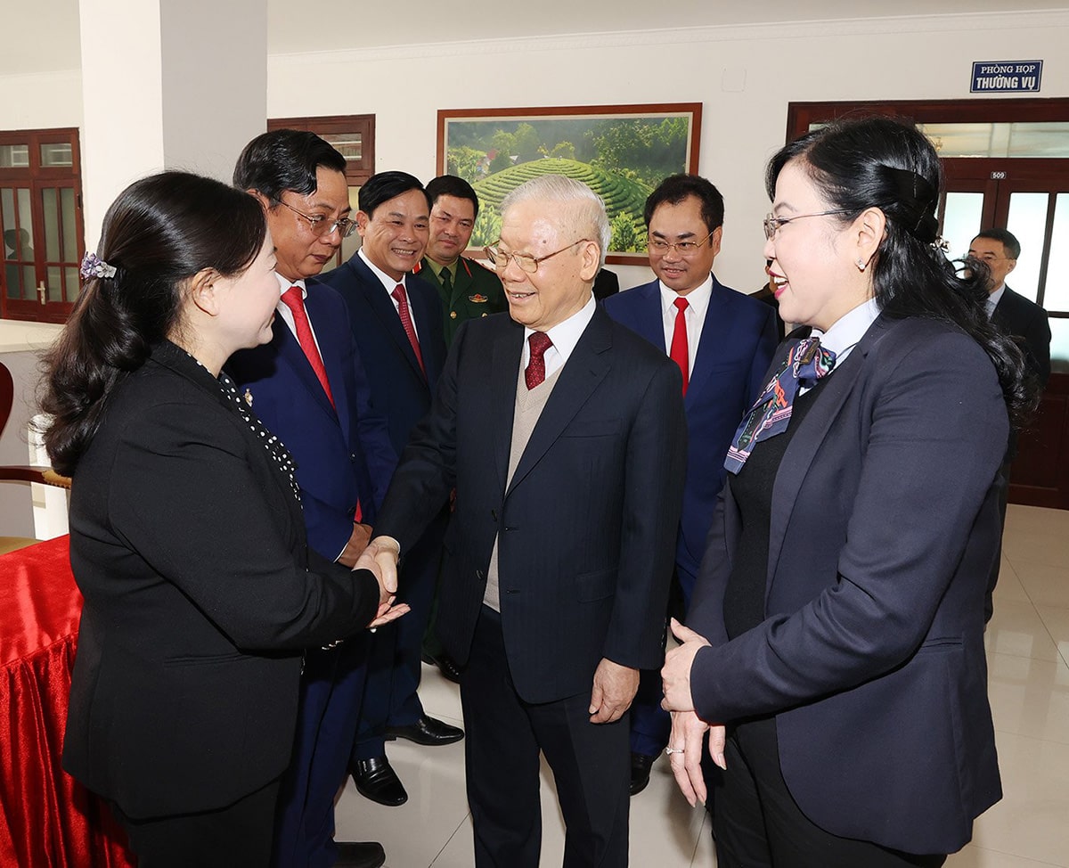 Tổng Bí thư Nguyễn Phú Trọng với Ban Thường vụ và lãnh đạo tỉnh Thái Nguyên. Ảnh: Trí Dũng