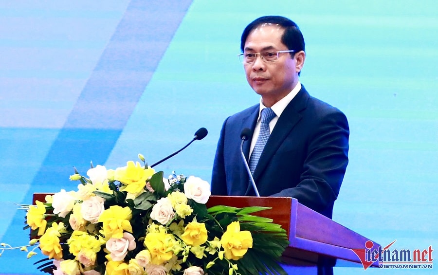 Bộ trưởng Bộ Ngoại giao đọc diễn văn tại lễ kỷ niệm.