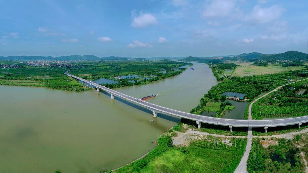 Cầu Triều vừa được đầu tư xây dựng, nối TX Đông Triều (Quảng Ninh) với TX Kinh Môn (tỉnh Hải Dương).