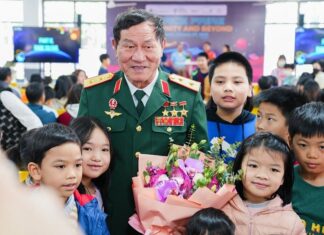 Các em học sinh thích thú khi được giao lưu, trò chuyện với Trung tướng Phạm Tuân - phi hành gia, phi công Việt Nam đầu tiên bay vào vũ trụ.