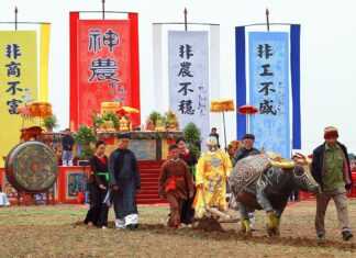 Người được lựa chọn vào vai vua là lão nông đạo mạo, có sức khỏe tốt, có kinh nghiệm cày ruộng và là thành viên của một gia đình văn hóa.