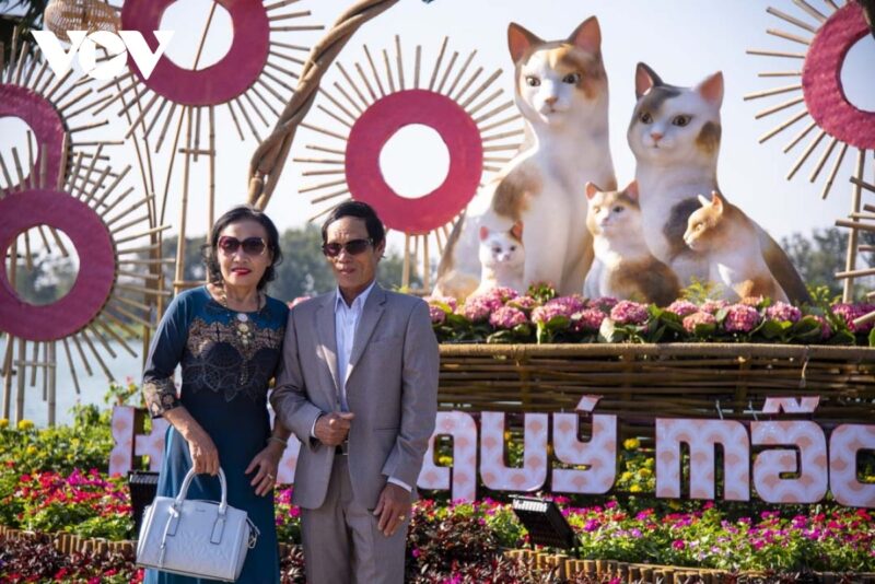 Vợ chồng ông Thành ở thành phố Huế tranh thủ ra chụp ảnh ngay khi mèo được trang trí xong