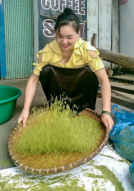 Sảy vỏ trấu trước khi đem giã