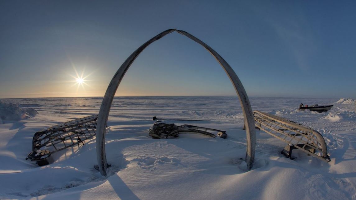 Thành phố Barrow lạnh tới mức Mặt trời lặn vào cuối tháng Mười Một và chỉ xuất hiện trở lại cho đến cuối tháng 1.