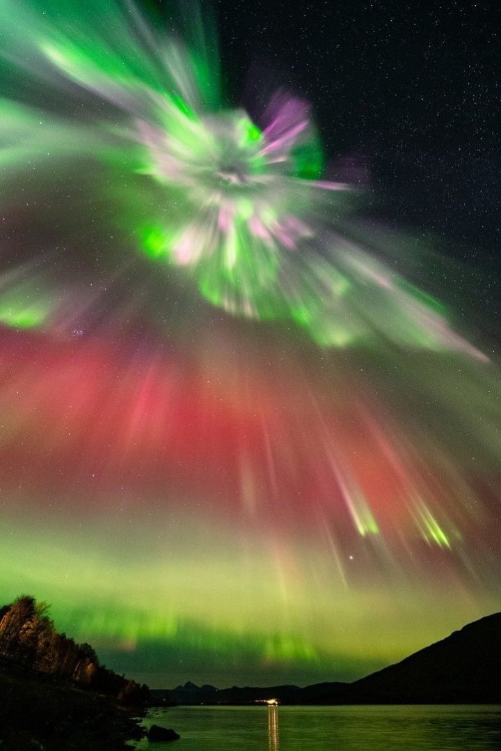 Cực quang với nhiều màu sắc khác nhau chồng lên nhau và xuất hiện giống như một vụ nổ pháo hoa rực rỡ trên miền bắc Na Uy. 