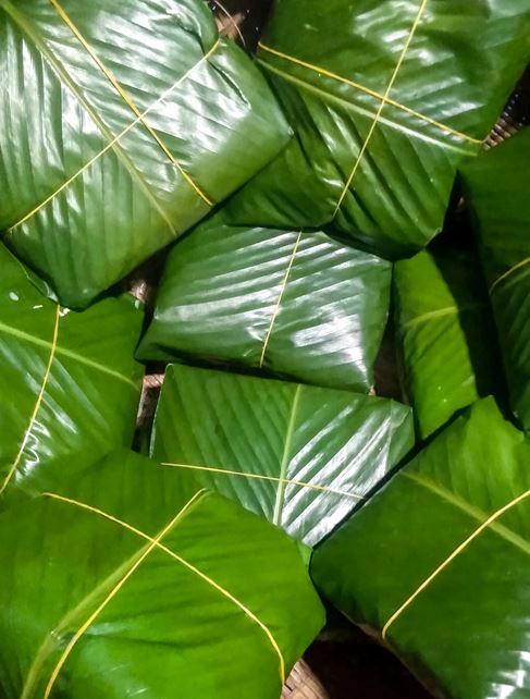 Cốm giã xong được gói trong lá dong xanh, vừa tăng thêm màu xanh của cốm, vừa lưu giữ mùi thơm của lúa