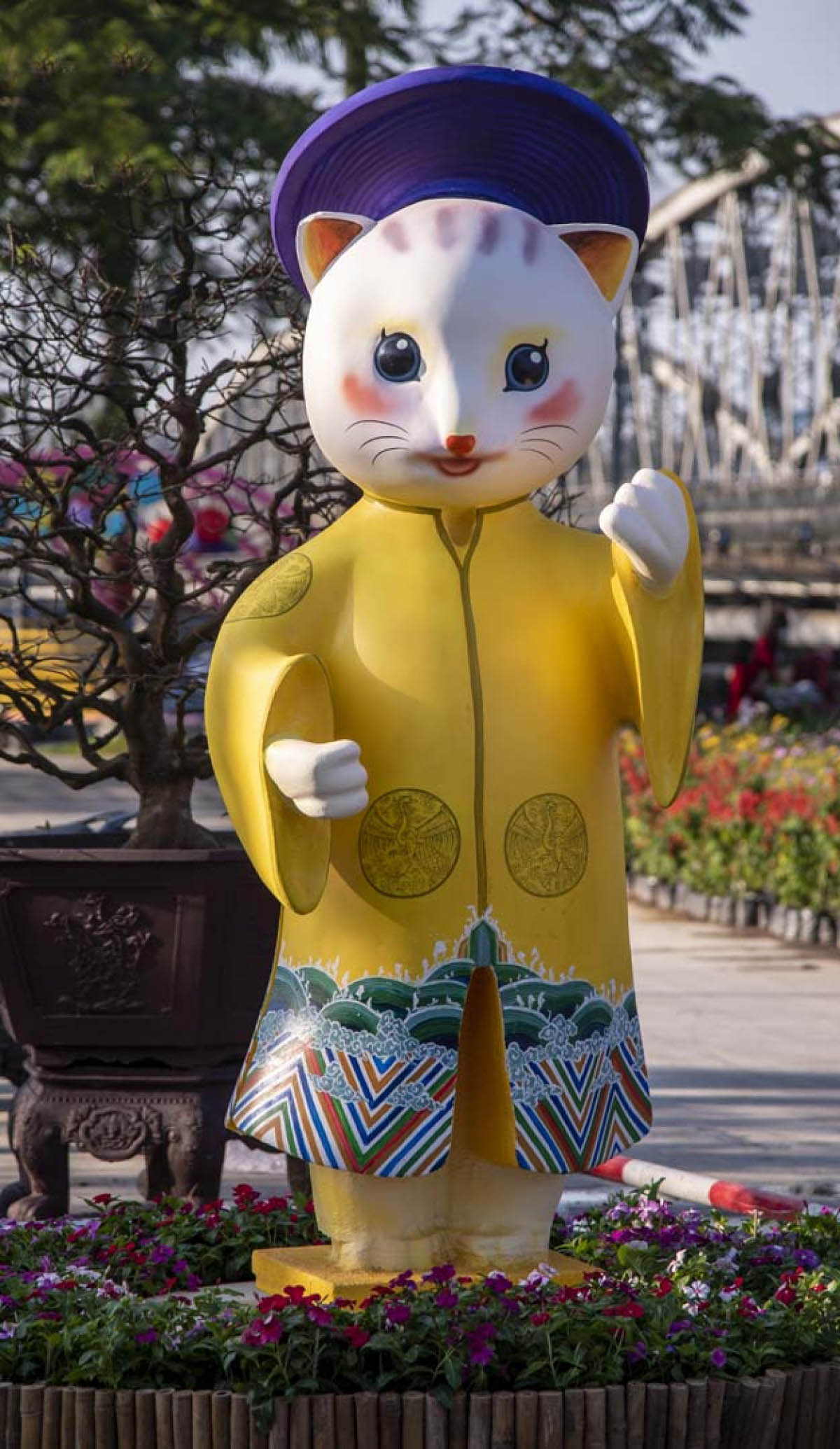 một số biểu tượng Mèo ở chân cầu Trường Tiền
