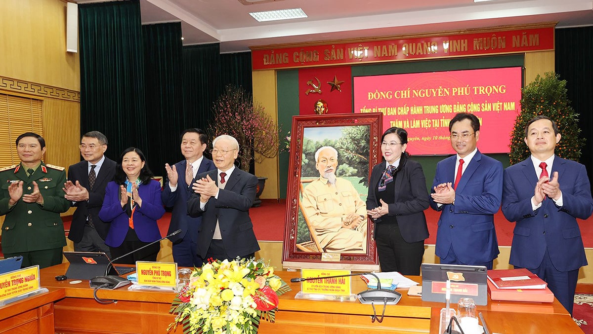 Tổng Bí thư Nguyễn Phú Trọng tặng bức tranh chân dung Bác Hồ cho Đảng bộ, chính quyền, quân và dân tỉnh Thái Nguyên.