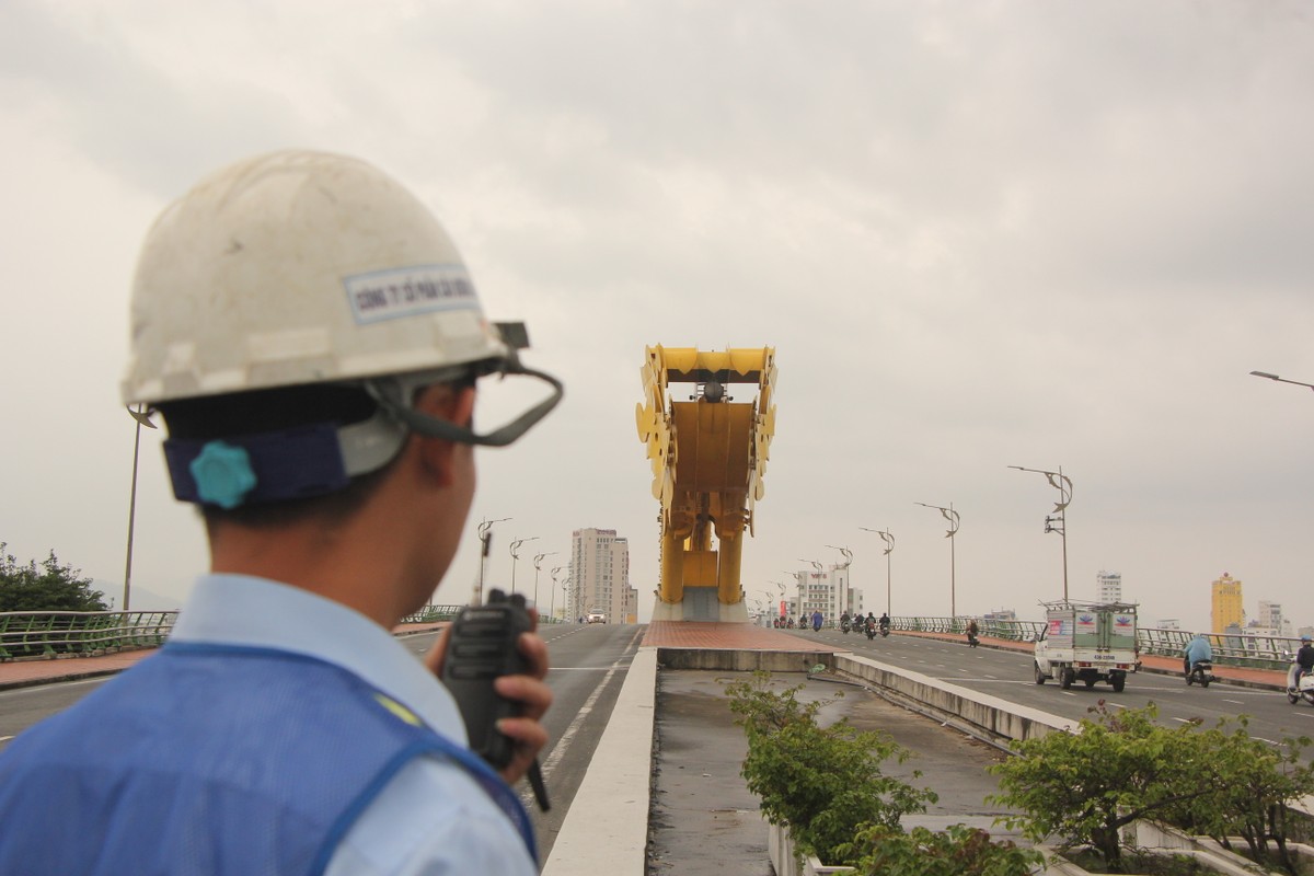 7 2 - Những người vận hành 2 cây cầu đặc biệt ở Đà Nẵng - Tác giả: Ngô Quang