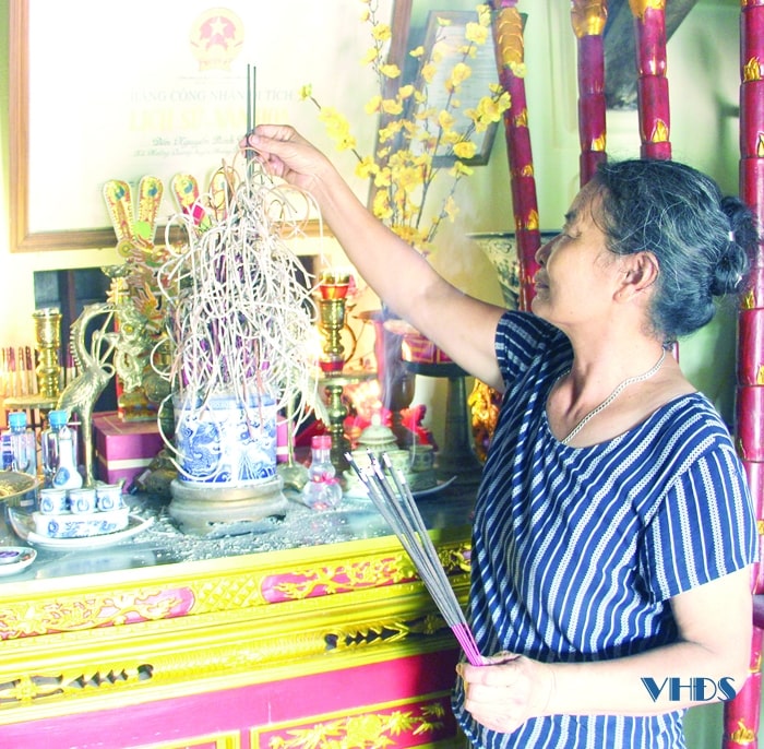 Bà Lê Thị Quý, dâu trưởng dòng họ Nguyễn Đình thắp hương lên bàn thờ cụ Nguyễn Đình Giản.