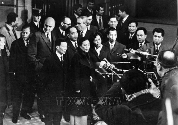 Bà Nguyễn Thị Bình trả lời phỏng vấn các nhà báo sau khi dự phiên họp đầu tiên bàn về thủ tục của Hội nghị 4 phái đoàn tại Paris (Pháp) ngày 18-1-1969. 