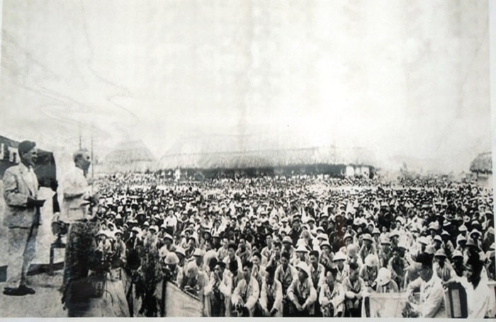 Bác nói chuyện với hơn 1 vạn đại biểu các tầng lớn nhân dân, các dân tộc, tôn giáo, bà con Hoa kiều, cán bộ miền Nam tập kết ra Bắc tại sân vận động thị xã Thanh Hóa ngày 13-6-1957 (ảnh tư liệu)