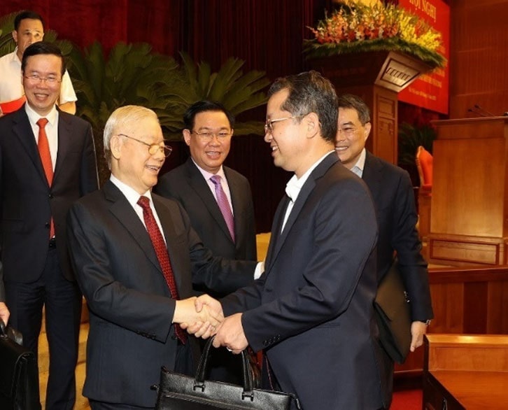 Lãnh đạo Đảng, Nhà nước trò chuyện cùng Bí thư Thành ủy Đà Nẵng Nguyễn Văn Quảng bên lề hội nghị quán triệt Nghị quyết 26 của Bộ Chính trị diễn ra cuối năm 2022.