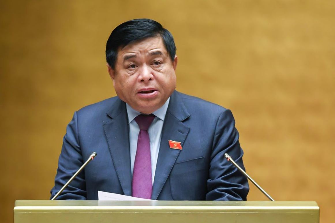 Bộ trưởng Nguyễn Chí Dũng trình bày tờ trình. 